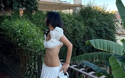 Lisa khoe khéo vòng eo với crop top có giá cao ngất ngưởng