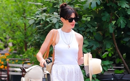 'Nữ thần' Anne Hathaway với váy sangallo, dép xỏ ngón làm sống lại nét đẹp retro