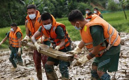 Ngược núi, băng rừng cứu hộ nơi 'rốn lũ'