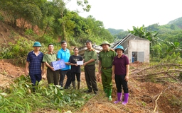 Hỗ trợ người dân gặp nạn trong bão số 3 ở Yên Bái