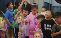 Các em nhỏ háo hức cùng chị Hằng, chú Cuội lắp lồng đèn đón trung thu Các em nhỏ háo hức cùng chị Hằng, chú Cuội lắp lồng đèn đón trung thu