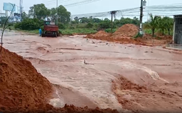 Bình Thuận: 'Điệp khúc' mưa lớn, cát tràn xối xả ra đường đi Mũi Né