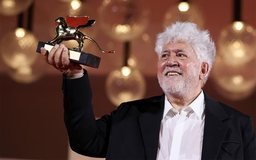 Pedro Almodovar đoạt Sư tử vàng LHP Venice 2024 với phim nói tiếng Anh đầu tay