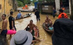 Nước lũ dâng 'không kịp trở tay', nhiều người dân Thái Nguyên lên mạng cầu cứu