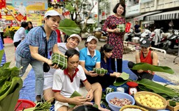 Chung cư TP.HCM ngày sát tết: Gói bánh chưng, cắt tóc miễn phí... trao yêu thương