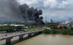 Cháy tại bãi xe ở Đà Nẵng, thiêu rụi chiếc xe tải và xe máy