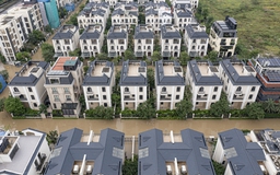 Nước vẫn 'bao vây' khu biệt thự triệu đô ở Hà Nội