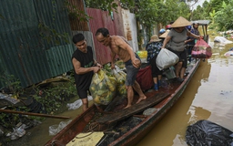 Dân Hà Nội hối hả chạy lũ sông Hồng
