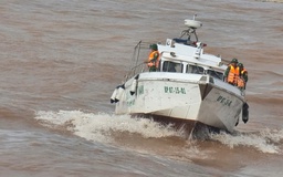 Thoát chết trở về, 4 thuyền viên tình nguyện theo tàu biên phòng tìm bạn thuyền mất tích