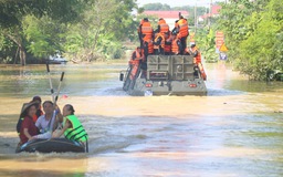 Bộ Công an đưa xe đặc chủng lội nước hỗ trợ dân vùng lụt Hà Nội