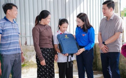 T.Ư Đoàn thăm, tặng quà thanh thiếu nhi Hà Tĩnh chịu thiệt hại bão số 10