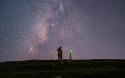 Hành tinh lớn nhất hệ mặt trời 'ở cạnh' mặt trăng: Cảnh đẹp nhất rạng sáng mai