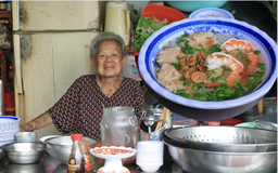 Cụ bà U.90 nối nghiệp con gái, bán bún mọc: Câu chuyện 'ngược đời' gây xúc động