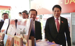 Lãnh đạo Đảng, Nhà nước tham quan gian trưng bày Báo Thanh Niên tại ĐH Đảng bộ TP.HCM