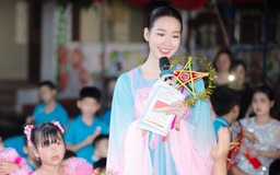 Hoa hậu Bảo Ngọc làm điều đặc biệt cho trẻ em vùng lũ