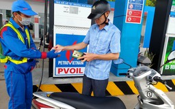 Giá xăng tăng, giá dầu giảm