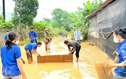 Dầm mưa, lội bùn giúp dân dọn dẹp sau bão lũ