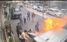 Taxi bốc cháy, tài xế kẹt bên trong: Pha giải cứu ngoạn mục trước khách sạn