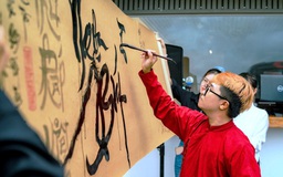 'Độc chiêu' thảo chữ trên sân khấu âm nhạc