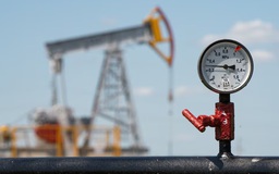 Mỹ nói Ấn Độ đã giảm 50% lượng dầu mua từ Nga