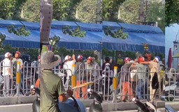 Nhóm người đánh nhau náo loạn trên đường phố TP.HCM