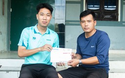 Trao tiền bạn đọc giúp các hoàn cảnh khó khăn, bệnh tật tại Quảng Trị