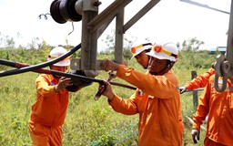 Bóng áo cam ngày đêm nối dòng điện sau bão