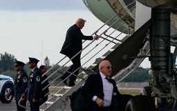 Mật vụ Mỹ phát hiện ‘tổ săn bắn’, ông Trump phải lên chuyên cơ bằng thang phụ