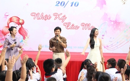 Nhạc sĩ Nguyễn Văn Chung, ca sĩ Duyên Quỳnh hát 'Nhật ký của mẹ' cùng học sinh
