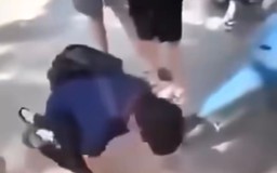 Một nam sinh bị bắt quỳ liếm biển số xe máy