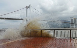 Sóng dữ xuất hiện ở cửa sông Hàn