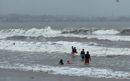 Quảng Ngãi: Nhiều người tắm biển Mỹ Khê khi sóng cao 1 - 2 mét