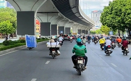 Lắp màn hình LED ở gầm cầu cạn 'dễ khiến lái xe xao nhãng'