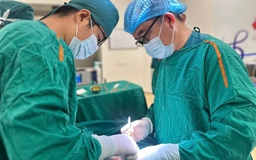 Bé trai bị vỡ tinh hoàn khi chơi đua xe ở khu du lịch