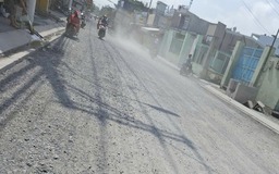 Đá dăm lởm chởm và bụi bặm