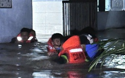 TP.HCM: Giải cứu hàng trăm người khỏi các điểm ngập sâu ở phường Bến Cát