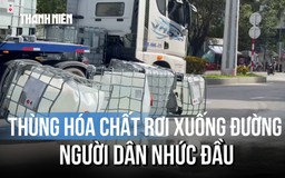 Quảng Ngãi: 4 thùng hóa chất rơi xuống đường, bốc mùi nồng nặc