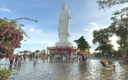 Miền Tây mùa nước nổi: Lội nước, đi xuồng khám phá chùa Núi Nổi An Giang