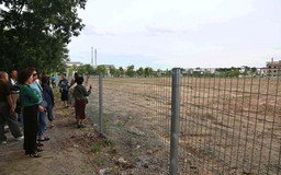 Người dân tham quan khu tái định cư dự án quảng trường, công viên phía đông Hồ