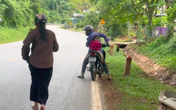 Người chồng để quên vợ khi đổ xăng, nhân viên đuổi theo 8 km 'trả lại'