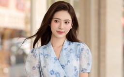 Cách diện áo hoa, váy hoa sang mà không sến