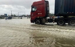 Đà Nẵng cấm đường khi nước lũ tràn qua QL1