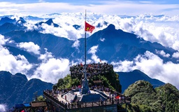 Khoảnh khắc xúc động trong lễ thượng cờ Tổ quốc trên 'nóc nhà Đông Dương'