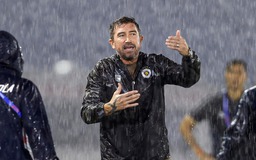 HLV Kewell ngán ngẩm mặt sân V-League: 'Tôi chưa từng thấy thứ này bao giờ'
