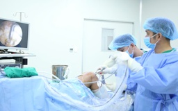 Khó gập duỗi sau phẫu thuật thay khớp, vì sao?