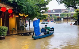 Phố cổ Hội An mênh mông biển nước, người dân bơi thuyền đi lại