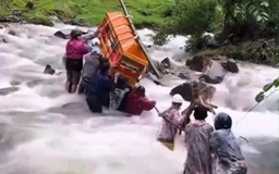 Đà Nẵng: Xót xa cảnh người dân khiêng quan tài vượt lũ dữ đi an táng