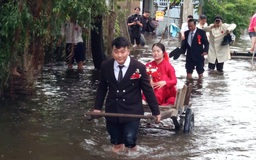 Cô dâu chú rể 'vượt lũ' bằng xe kéo: Đám cưới xúc động giữa biển nước