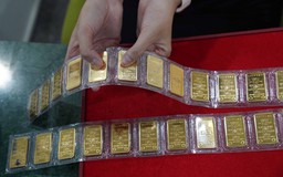 Giá vàng giảm không phanh, người mua đỉnh lỗ gần 15 triệu đồng/lượng