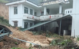 Quảng Ngãi: Sạt lở ập vào trạm y tế, mưa lũ gây chia cắt nhiều nơi
